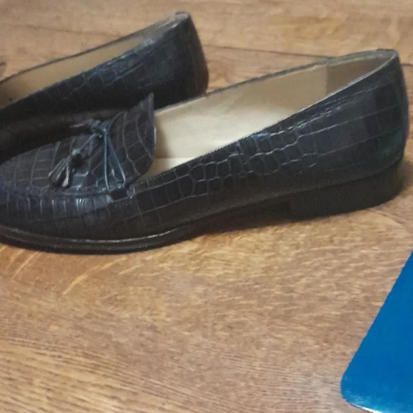 8.5 TALBOTS LEATHER TASSEL LOAFERS - Picture 6 of 10